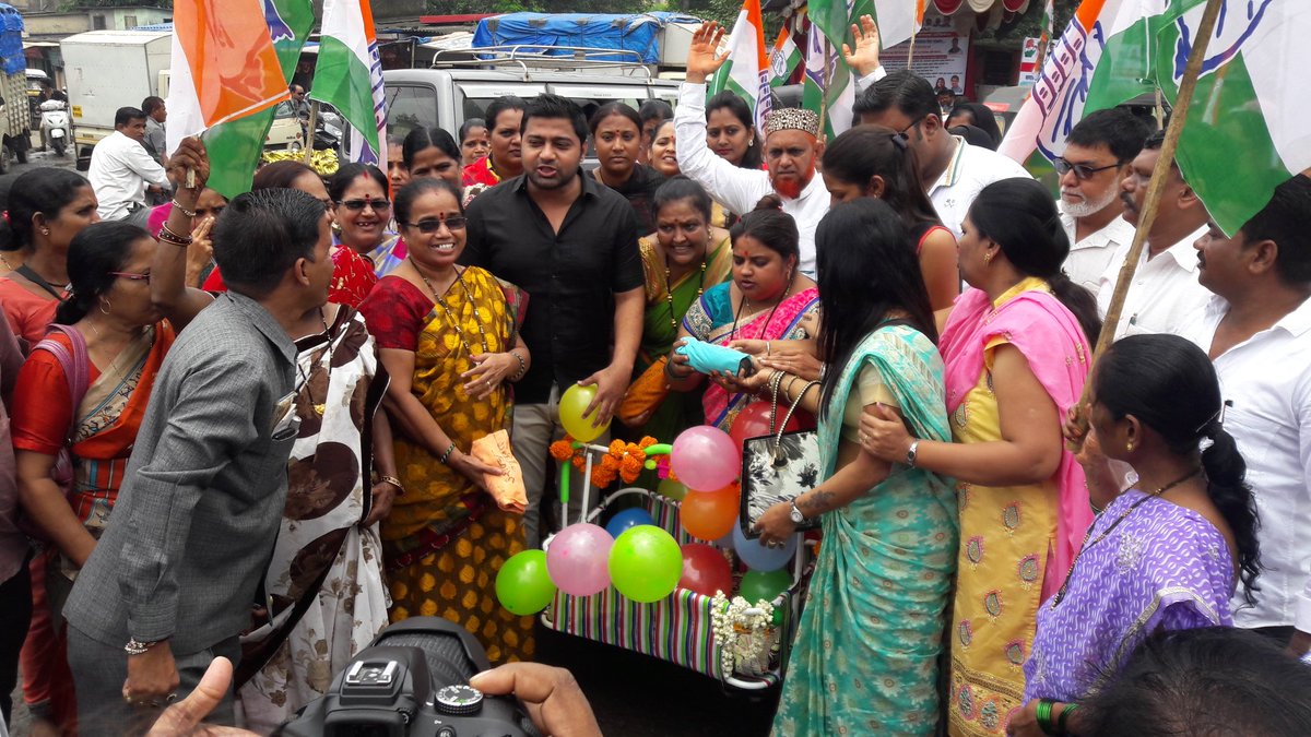 yogeshk27679257's tweet photo. ## कल्याण जिल्हा महिला काँग्रेस जिल्हाध्यक्षा सौ.कांचन कुलकर्णी यांनी आज रस्त्यावरील खड्ड्यांचा नामकरण सोहळा केला## https://t.co/SiQ6b2BKT3