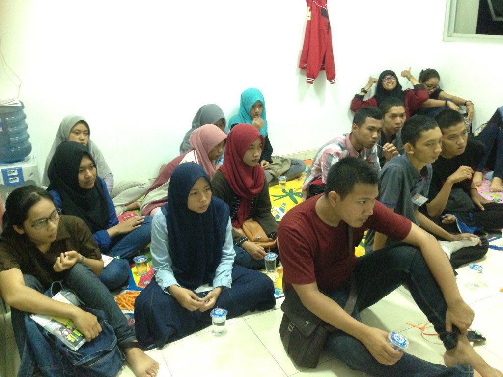 Saat ini sedang berlangsung kelas teori softball di PKM no. 10 loh! Seru bgt bisa belajar banyak ttg softball😊