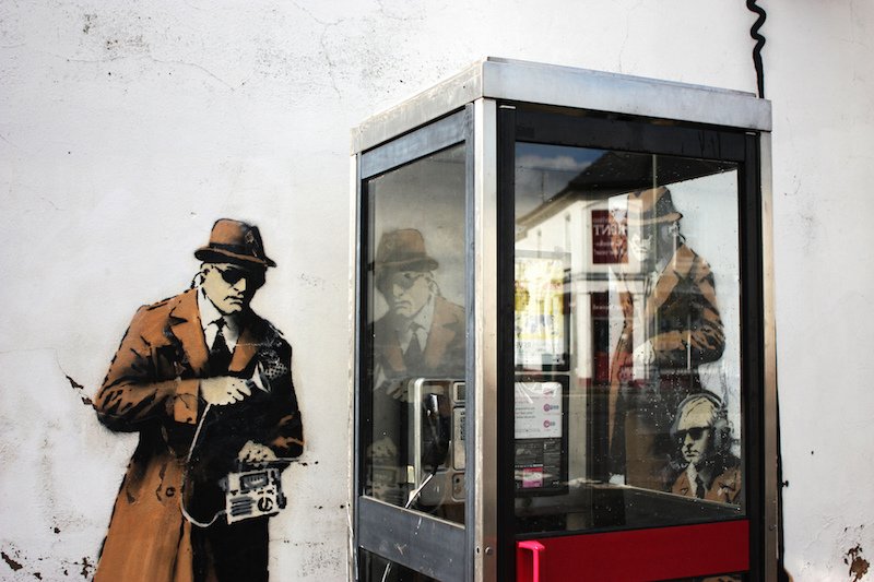 IXOTYPE's tweet photo. Desaparece misteriosamente un mural de Banksy https://t.co/YfZ4DJsr0w https://t.co/x1PRpI800y