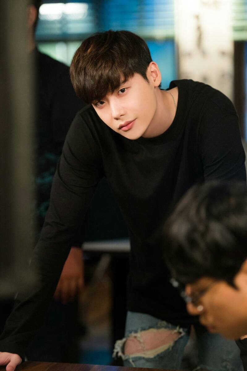 TheDramaKorea's tweet photo. Habis Yoo Si Jin, terbitlah Kang Chul. Dari cowok tentara, pindah ke cowok webtoon. #태양의후예  #더블유 https://t.co/MVEEy8K0my