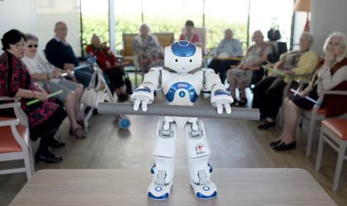 Zojuist kennis gemaakt met #Zora robot voor #zorg. Hij noemde mijn naam, en volgt mijn bewegingen. Dat maakt indruk.