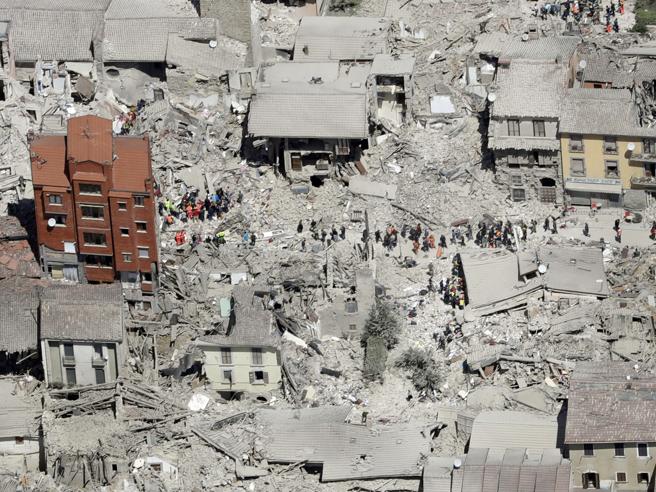 Corriere's tweet photo. Amatrice rasa al suolo: le case sbriciolate, la distruzione vista dall’alto Le immagini https://t.co/DA1Ylxoj6f https://t.co/Gj4ZxgEvwv