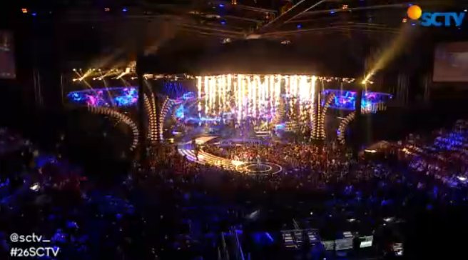 SCTV's tweet photo. Siapa yang ikut nyanyi lagu Bintang Di Surga bareng @NOAH_ID? #26SCTV https://t.co/CwAys8C0bO