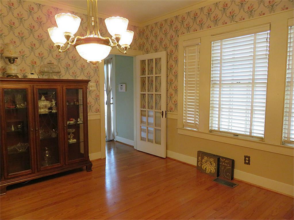 TalkToTomHouse's tweet image. 4812 Ave O in #Galveston is a #charmer with great #yard, #screenedporch, #hardwoods. Great #architectural accents!