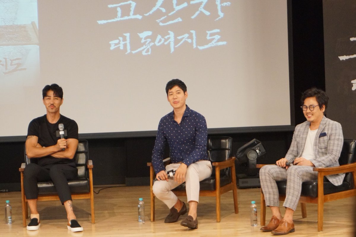 촬영이 영화 '#고산자대동여지도' #무비토크 라이브 중 불가했지만 전후로 가능했던요 (+ +) 그래서 MC #박경림 씨와 #강우석 감독님 그리고 #차승원,...