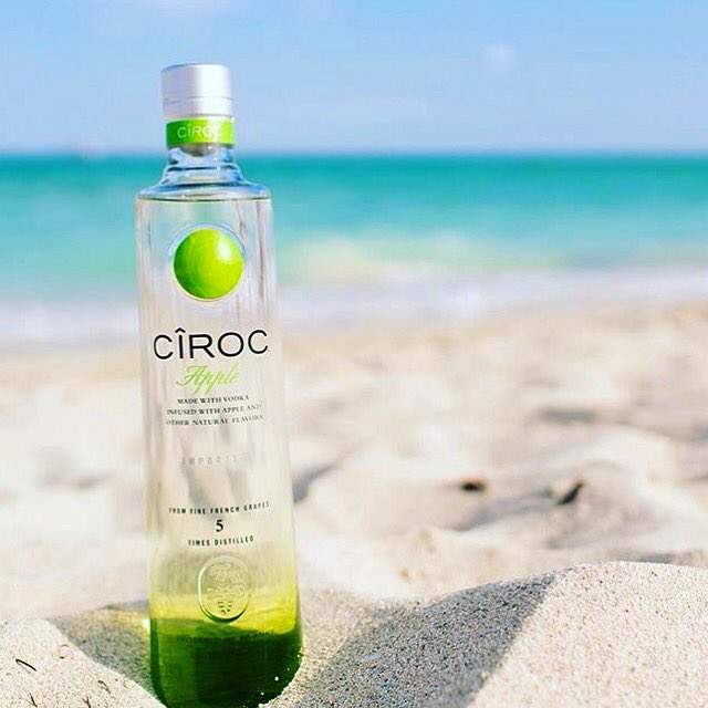 DrinksGo1's tweet photo. Apple on the Beach ๐๐โ๏ธ๐ด
#cirocapple #ciroc #summer2016 https://t.co/jp4fRuhuRs