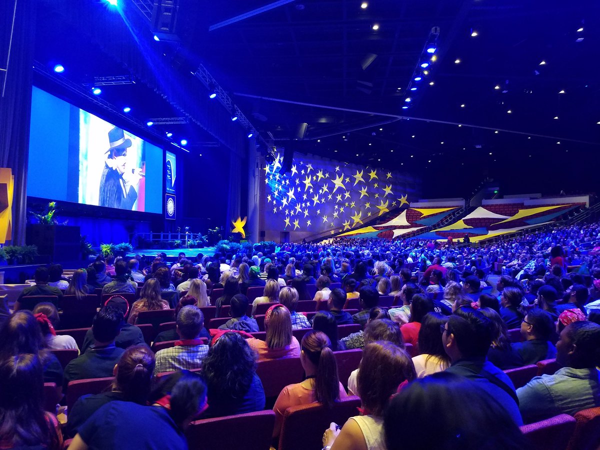 MelaniePLester's tweet photo. Over 1900 teammates having fun learning!  Red group pumped early! @DaVita https://t.co/eBvRN3YZVQ