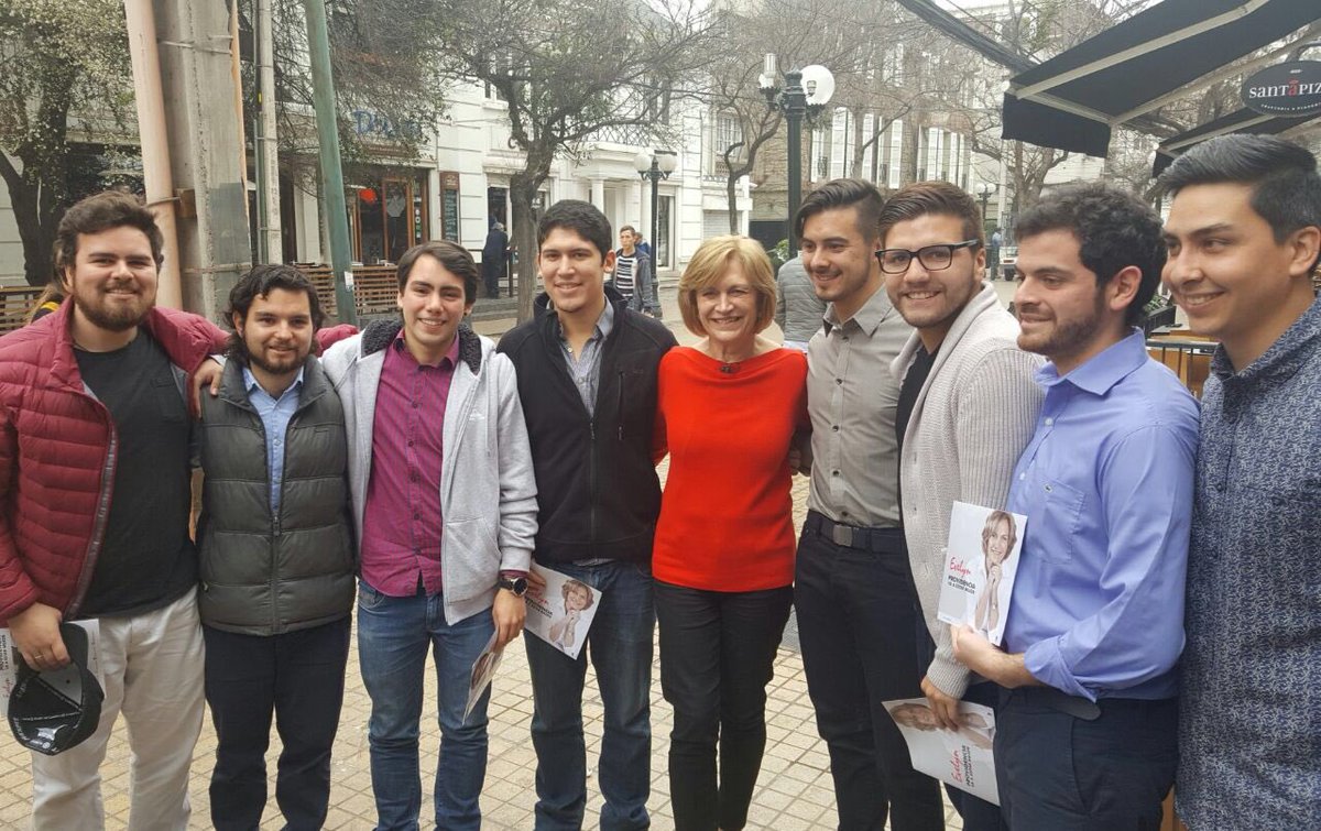 JuventudEvopoli's tweet photo. Miembros de la juventud, acompañando a @evelynmatthei en el lanzamiento de su campaña #ProvidenciaMejor https://t.co/NIzzA21s4a