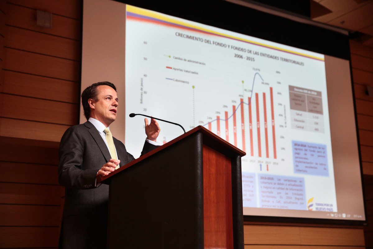 MinHacienda's tweet photo. |#Hoy| Viceministro Técnico @andrescobarango, expone resultados del Fondo del @FONPET en 1er Foro sobre el tema. https://t.co/NfdXInQqVe