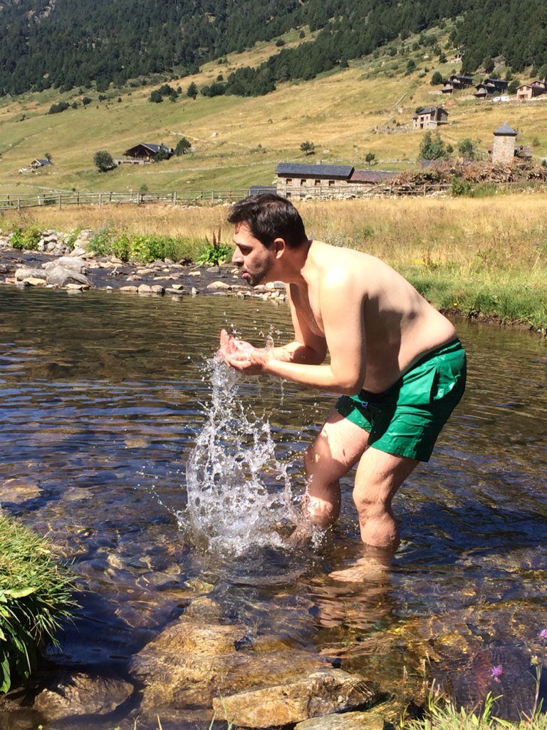 mjdazaromero's tweet photo. #Pirineos #ValleDeIncles ...
Un baño en agua ... glaciar!!! 😃 https://t.co/qaMRz1fJPN