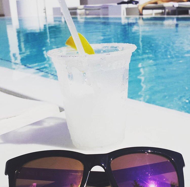 DreamSouthBeach's tweet image. Sitting poolside 🍹 📸: @wm_han #DreamHotels #HighBar #PoolEssentials #Miami #Summer #Vacation