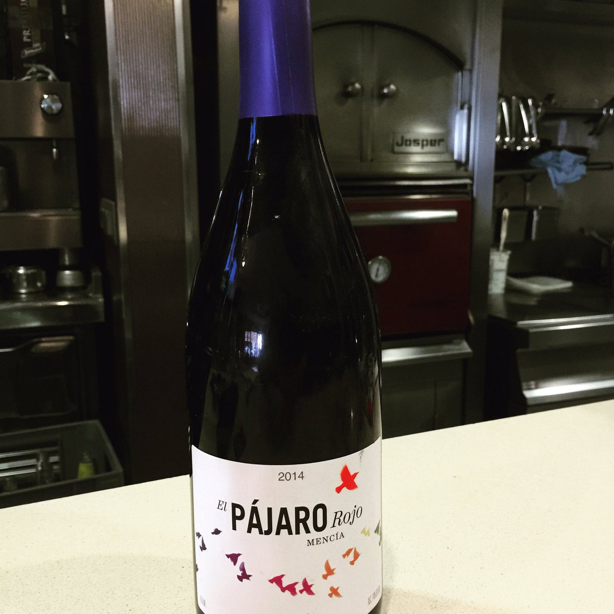 Pájaro Rojo un vino del Bierzo totalmente diferente y muy fresco en @braseriapacomari de @losadavinosdefinca