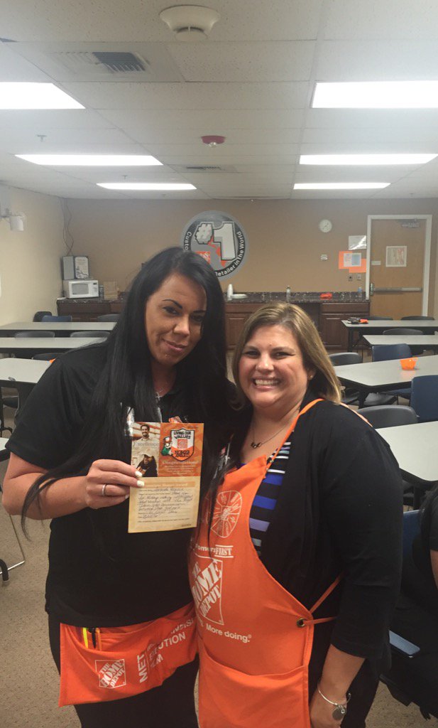 JStorrs91's tweet photo. Amanda getting some well deserved recognition from Megan from our MET night team feedback...! Way2go! #METTeamwork https://t.co/cD0lbbxSOg