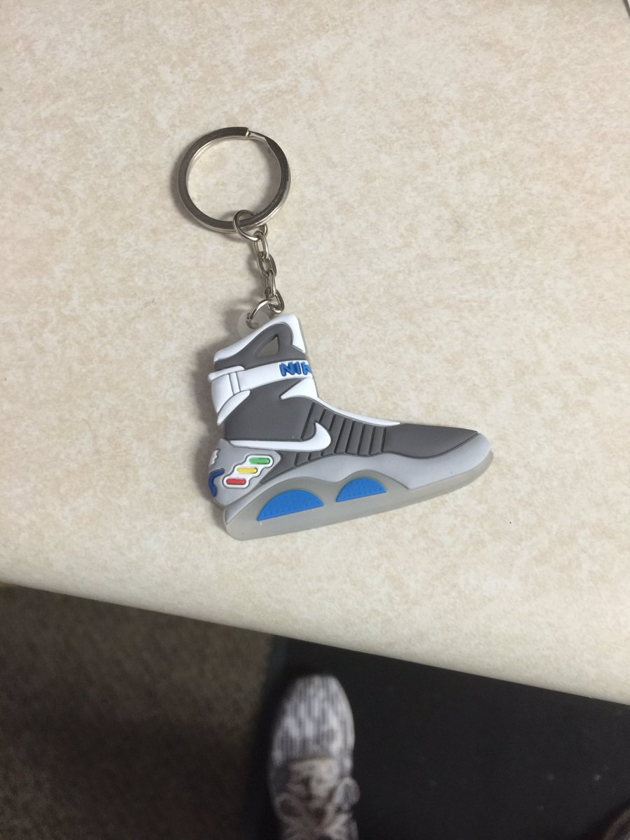 ca_golf18's tweet photo. A little Nike Air Mag keychain. #BackToTheFuture #autolace https://t.co/D6Ga6easXg