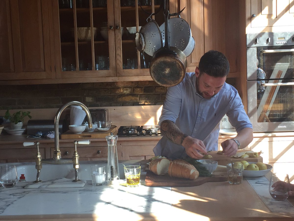 daylesfordfarm's tweet photo. Just watching @DuckandWaffle whip up a delicious pear, ricotta &amp; thyme toast for #foodie100. Inspiring stuff https://t.co/hBfEztrq1a