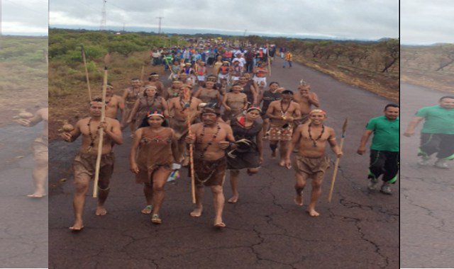 Indigenas arrancan desde Puerto Ayacucho para Caracas. 1200 km. a pie descalzo, pero vestidos de dignidad