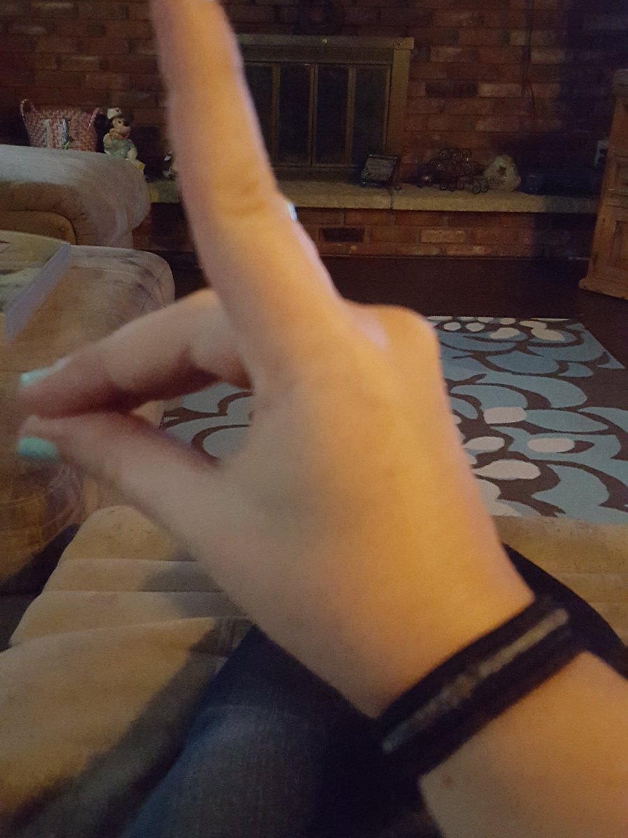 bess_amber's tweet photo. @KhleoThomas i got a few.. lol #tweetmeyourhairtie #slickliving https://t.co/yhxA2zigK2