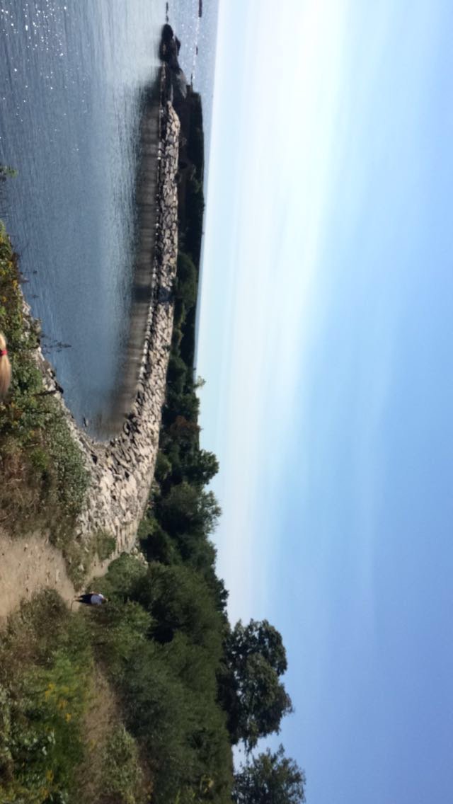 BeckerFHawkey's tweet photo. The Hawks just finished the cliff walk in Newport #13,000 steps later! #buildit #workoutscanbefun #kidnappedwilson https://t.co/ozOBNRL5Ci