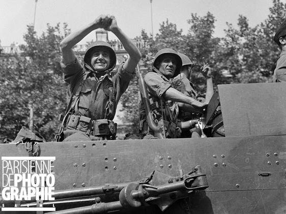 MemoriaObrera's tweet photo. Soldado español de La Nueve realizando el saludo de la CNT (simboliza la solidaridad obrera y el apoyo mutuo)

París https://t.co/QoRS6ZnRtw