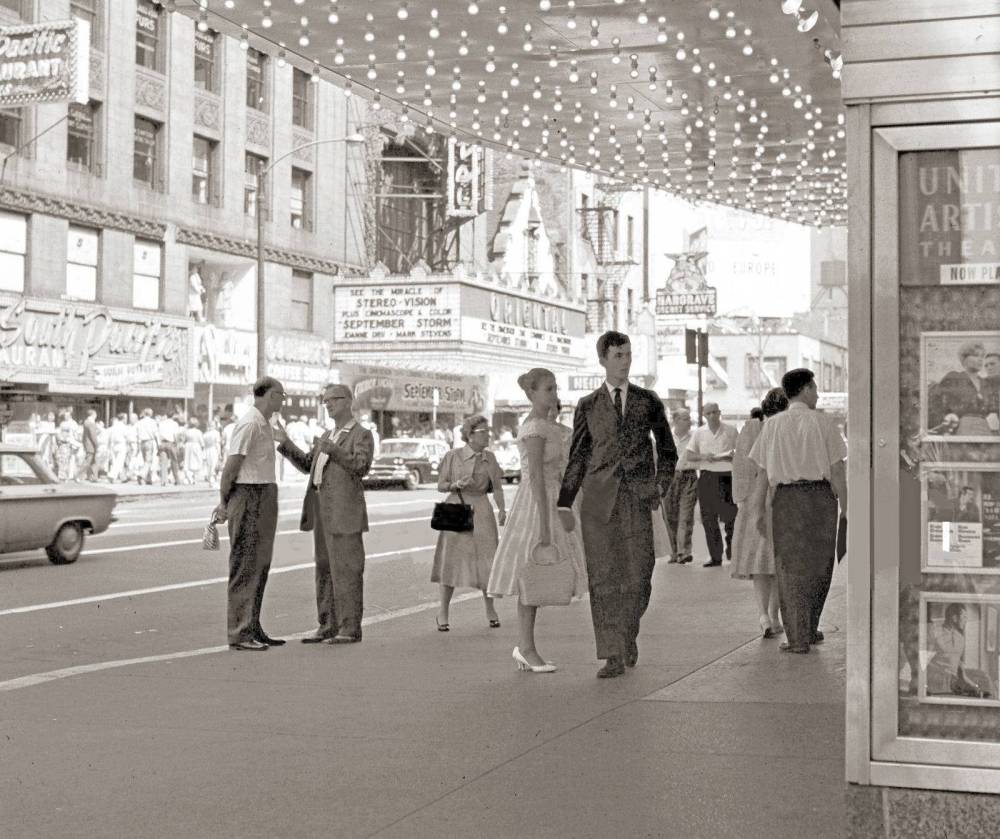 OCHOofCHICAGO's tweet photo. Check out this awesome photo outside the Oriental Theatre on Randolph #ForgottenCHIcago https://t.co/7RmVzP8ZAd