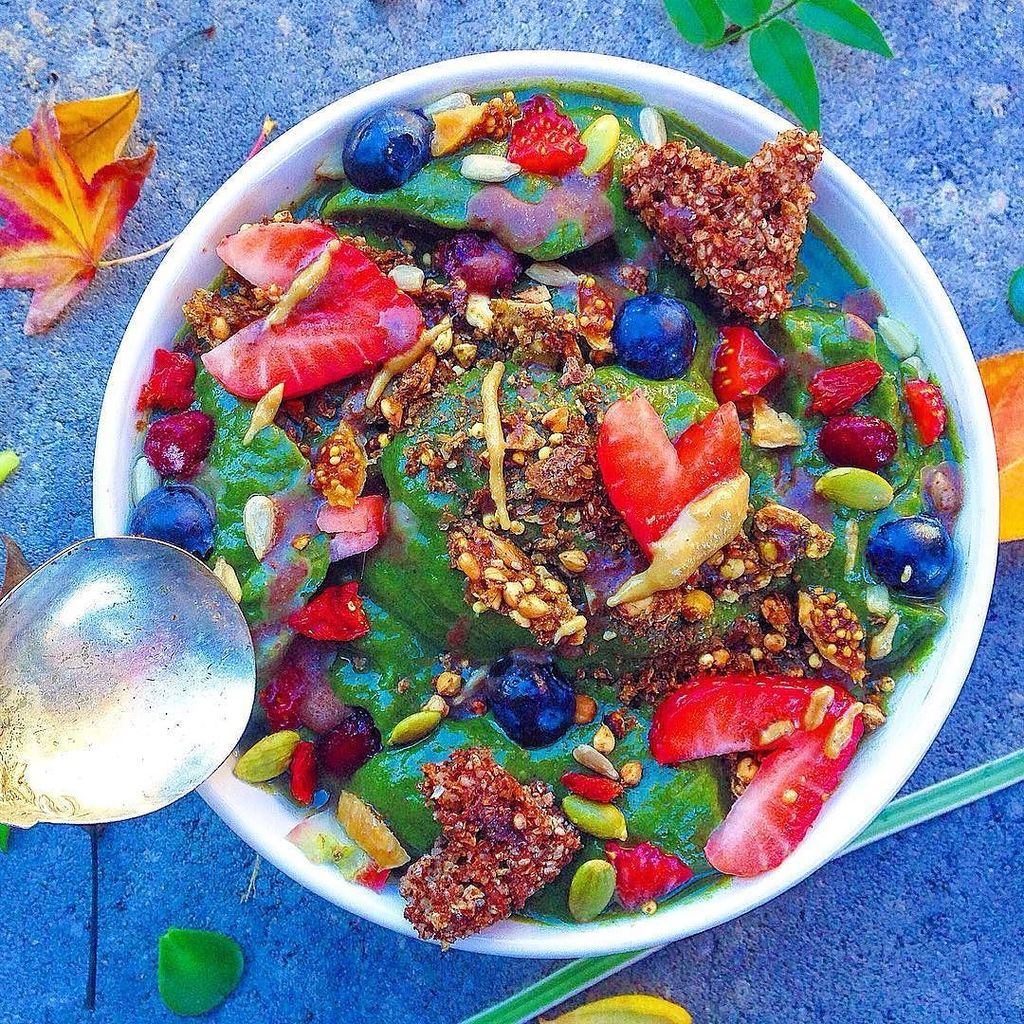 CollegeCeliacKC's tweet photo. I'd apologize for posting another green #smoothiebowl for breakfast, but - to be honest - … https://t.co/D9OOJqe0Qg https://t.co/Uxchc2VUSU