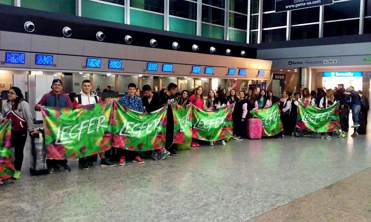 LecferEgresados's tweet photo. Así abordaban el avión para #Cancún los chicos del grupo #LCF13 ☺ https://t.co/ZfWdMYOTyc