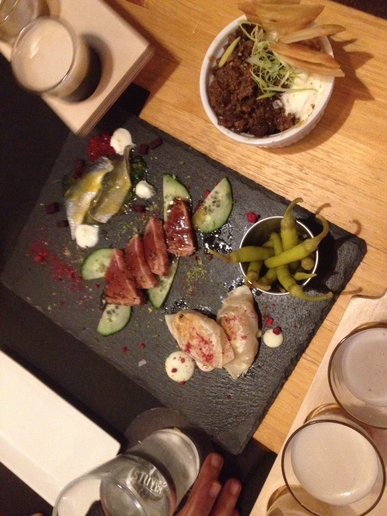 Volvemos! Abiertos de nuevo. Ya sabéis: buenas cervezas y buena comida.