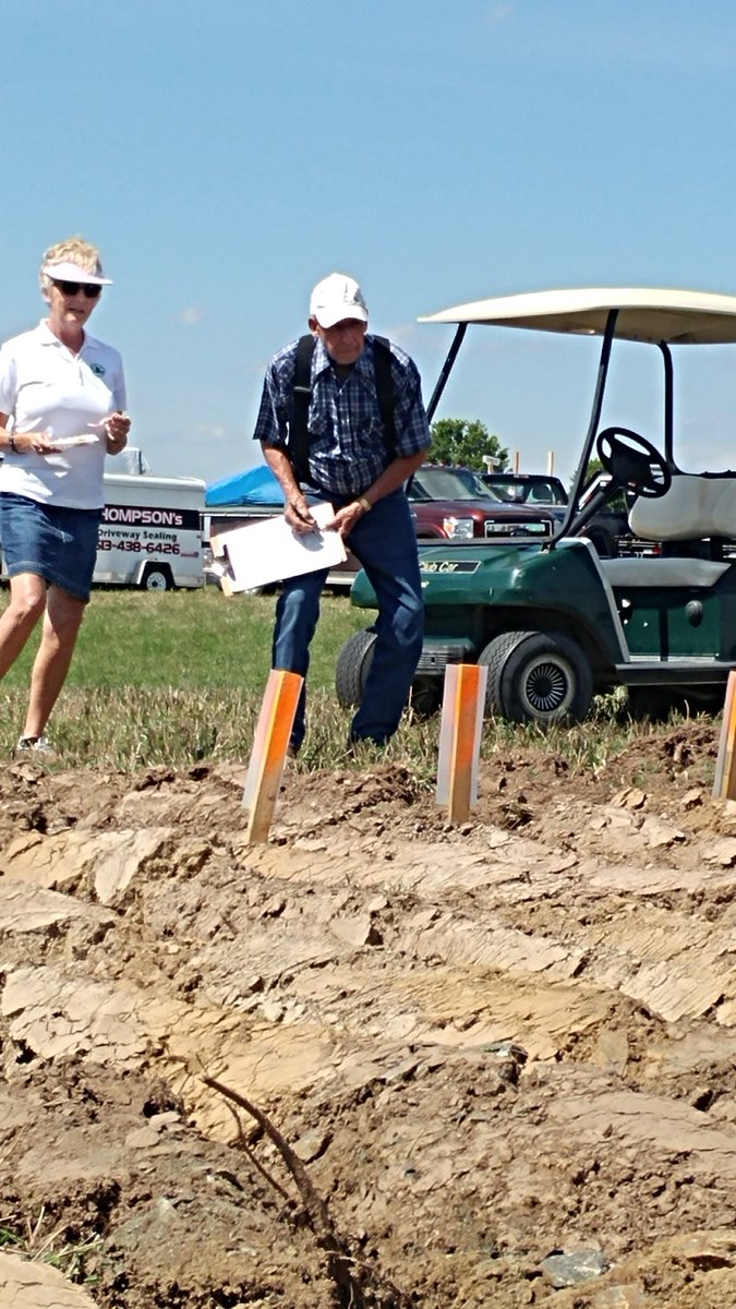 Sharon_Grose's tweet photo. Dale Drake #judging #plowed #lands #hastingcounty #plowingmatch #ecfwa #farmlife #farm365 #agmorethanever #ag https://t.co/CXLC9ba0jj