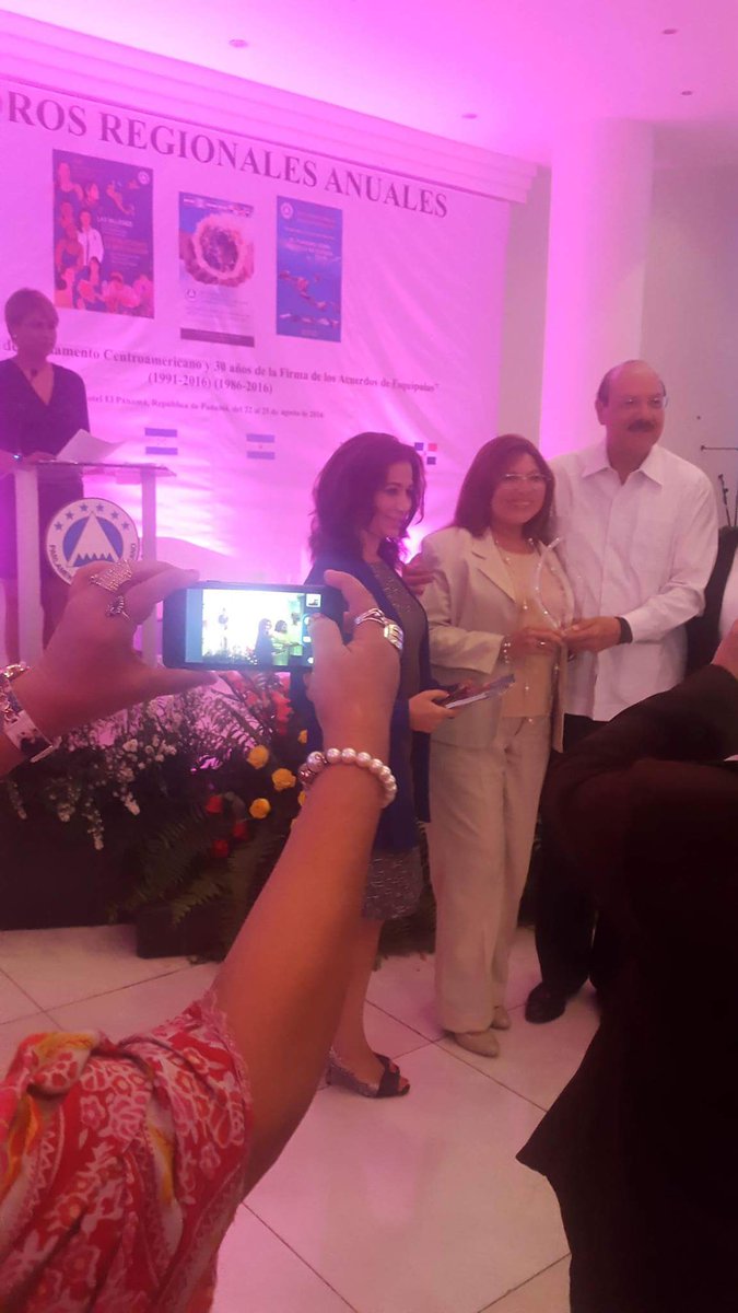dortegareyes's tweet photo. Felicidades por ser Mujer Politica 2016 Distinguida porl Parlacen. Dr. Ivania Solorzano. https://t.co/o2VxMlEfr2