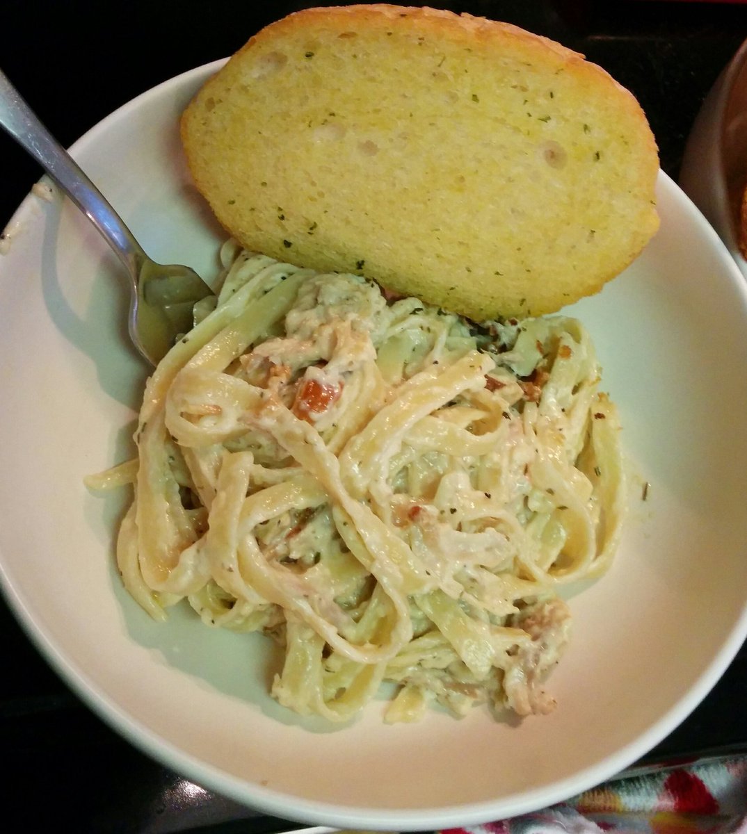rholnna's tweet photo. Last night's dinner #homemadealfredosauce #chickenfettucine https://t.co/KWw0Mvn6ey