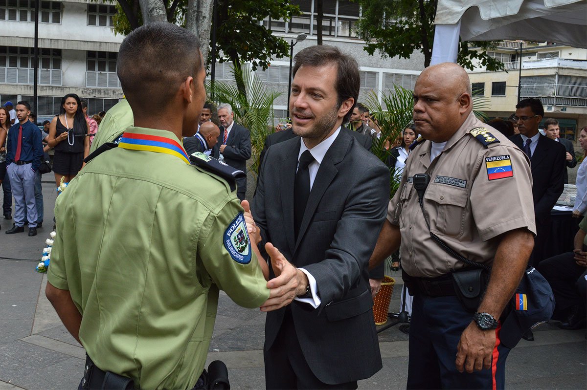 Chacao's tweet photo. .@ramonmuchacho: Nuevos funcionarios llegan en el mejor momento para luchar por el país → https://t.co/cRMtMf3MPa https://t.co/LhZFZGHBS2