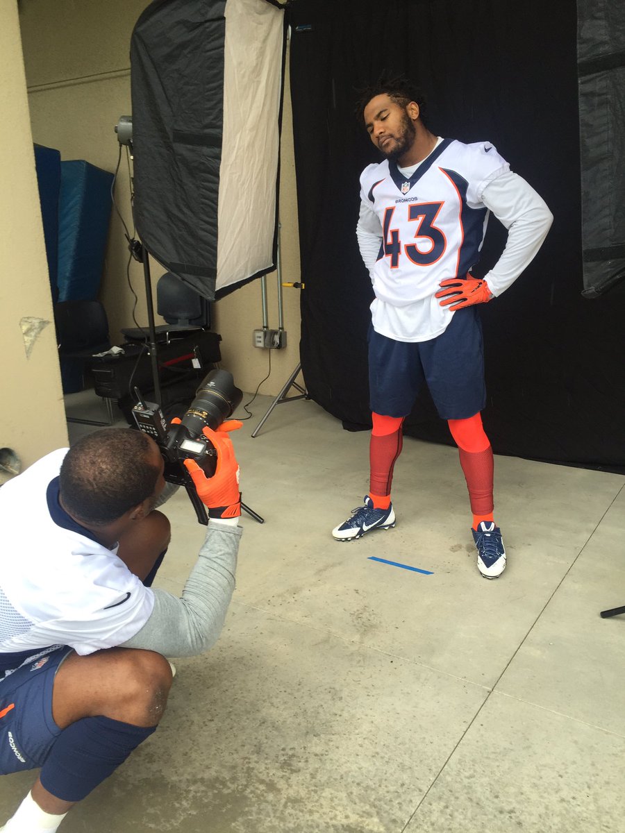 Presto89's tweet photo. @Millerlite40 turns photographer takes over Denver Post portrait session to photograph @BossWard43 📸 https://t.co/G8ih3fNl3u