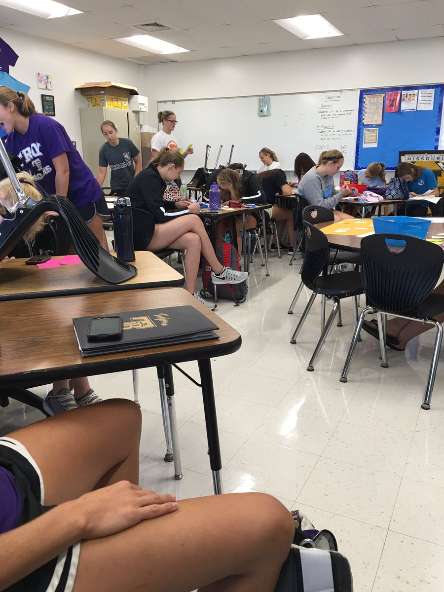 stuco_tbhs's tweet photo. @TBHSVB hard @ work writing their magic notes volleyball style!Kam using #Fulton16 leadership to its fullest! #Gusto https://t.co/raw3JggVpd