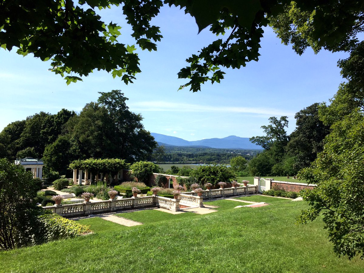 BardCollege's tweet photo. The view of the Catskills this afternoon from #Blithewood Gardens at Bard. #bardcollege #hudsonvalley https://t.co/iagqFeNfYJ
