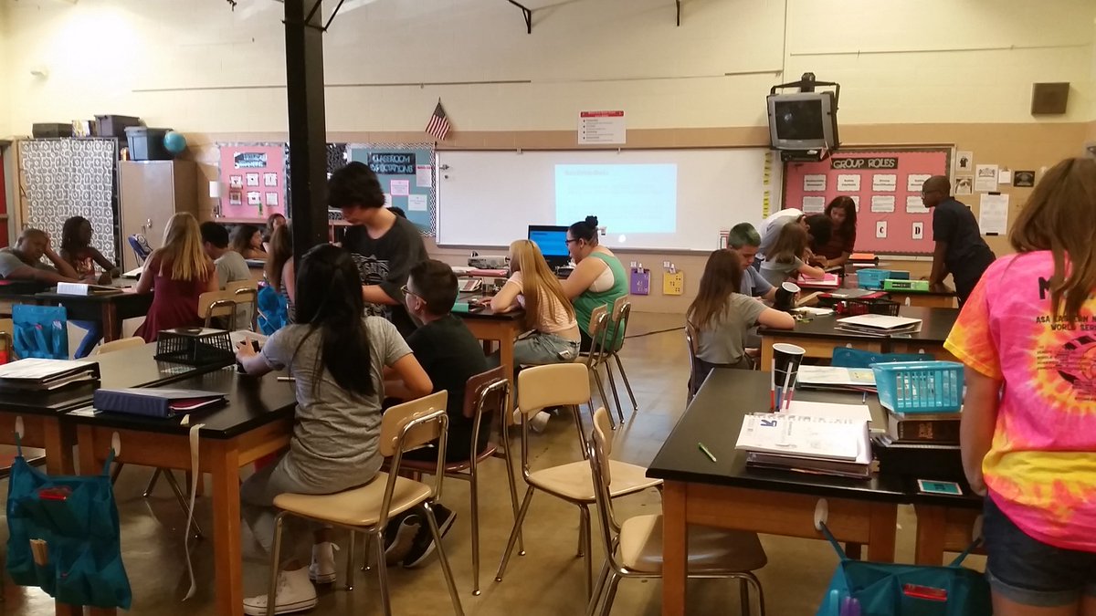 msklann's tweet photo. Great day in engineering by design. 8th gr. students making scribble bots. @MRMSlions https://t.co/i7wNxqaPci