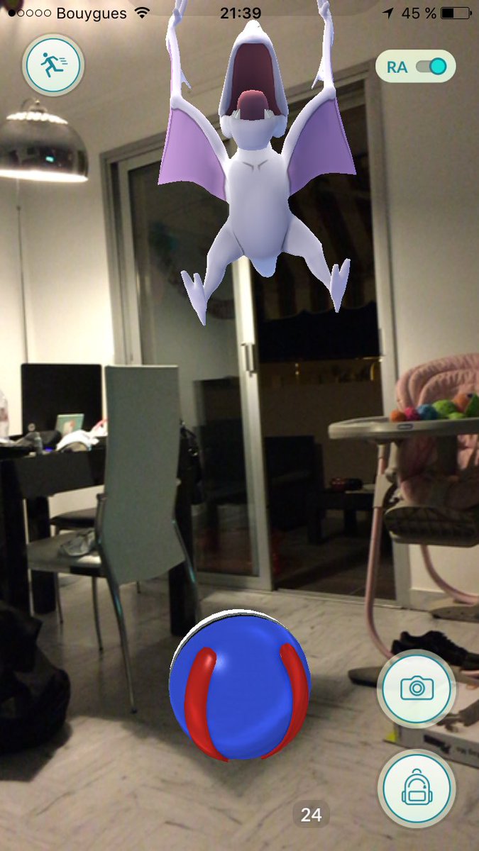 orka06's tweet photo. Même dans le salon ça pop du lourdo ! Mdr 😂 #PokemonGO  @TeamInstinctFR @DavidLPokemon https://t.co/87B0ICbaVV