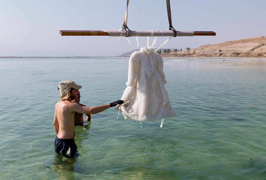 OrenKessler's tweet photo. Artist Leaves Dress In Dead Sea For 2 Years And It Turns Into Glittering Salt Masterpiece
https://t.co/PQ4o9Nli7Z https://t.co/zdyicWegtu