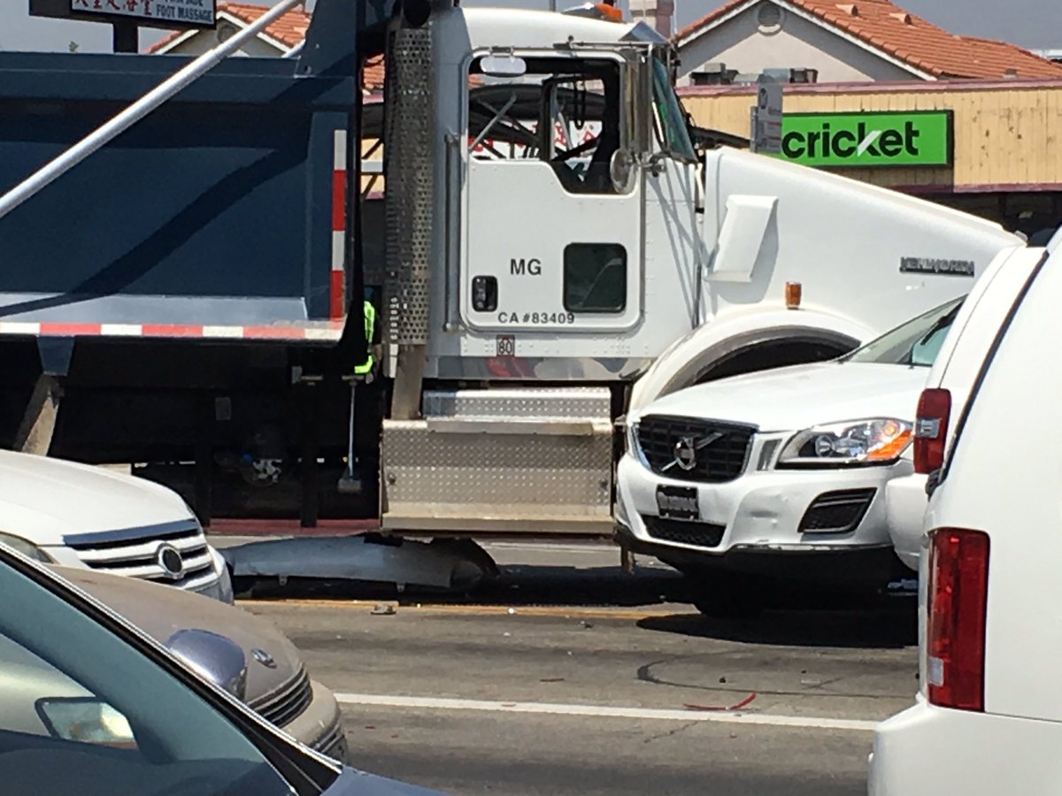 ZackFei's tweet photo. a heavy accident, be careful while you are driving,guys https://t.co/ZDxYAYTCGG