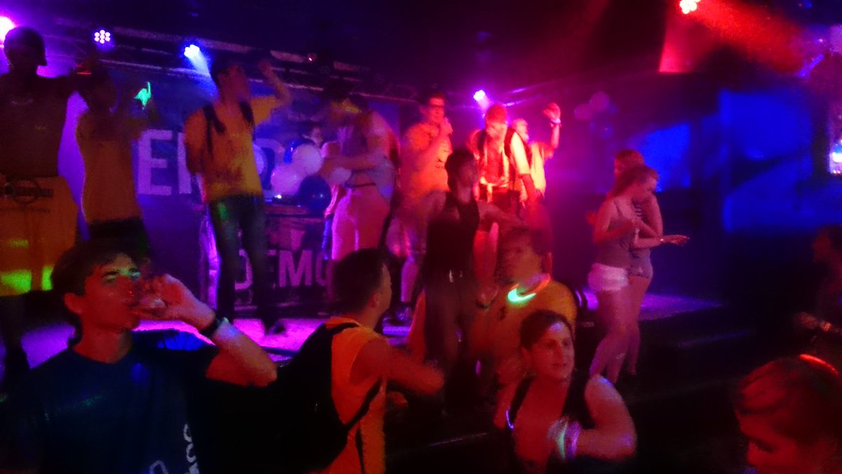 esvdemos's tweet image. Na alle activiteiten op het Stadhuisplein afgelopen kunnen de Fontys introgangers hun energie kwijt bij ons!