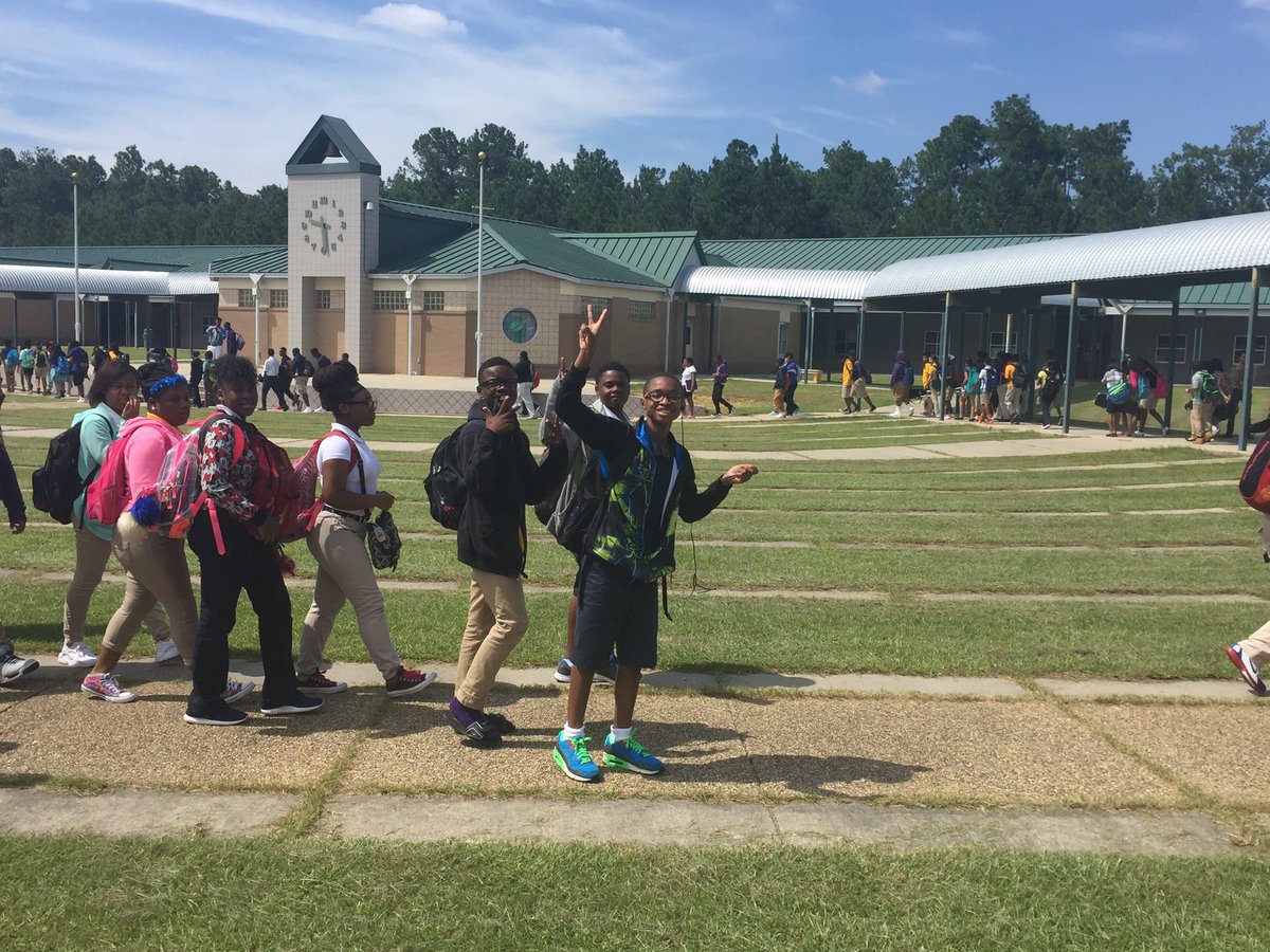 nrburgermiddle's tweet image. Walking recess at BMS #HealthyBodiesHealthyMinds #EffectivePractices @HPSD @HpsdSup @MovetoLearnMS @letsmove