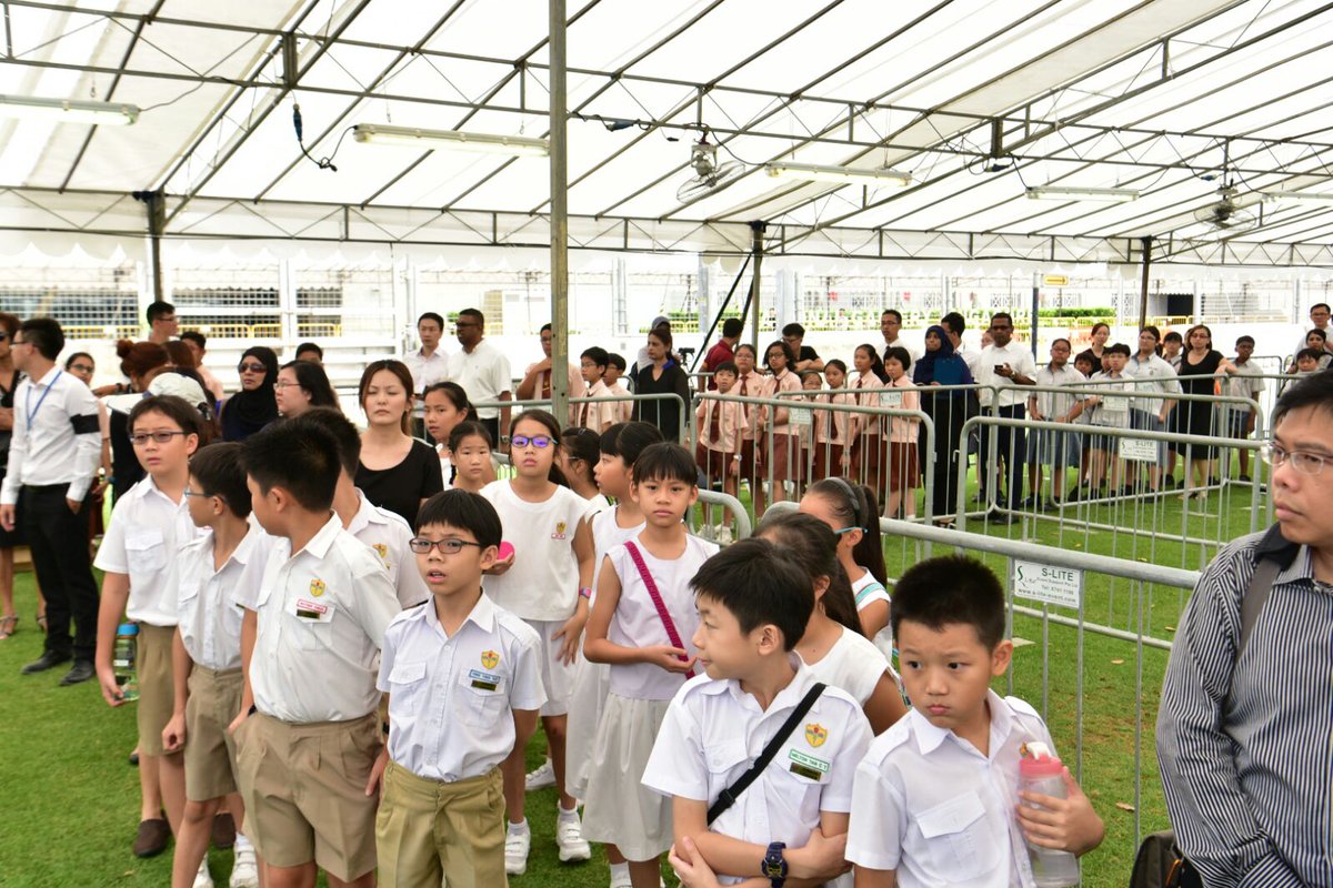 ChannelNewsAsia's tweet photo. #RIPSRNATHAN: Students line up to pay their respects to late former President S R Nathan https://t.co/9Nvwfqe4tE https://t.co/9XBnOHYkG0