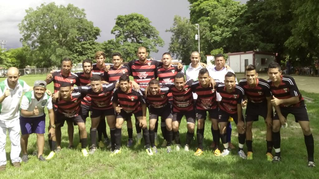makundo's tweet photo. #DFC gana su 4to partido en Futsala en el Campeonato de 
@PancheraSport @cer_10 @NunoGonzalez @franklinguitten https://t.co/coS12DwRHq