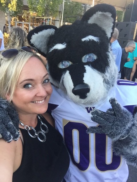 nicoleevents's tweet photo. Shhhhhh don't tell @ButchTCougar that I met up with this cutie at #SoundsofSummer16 @uvillage 😂 #CougarAlways https://t.co/sNg5TnLRCz