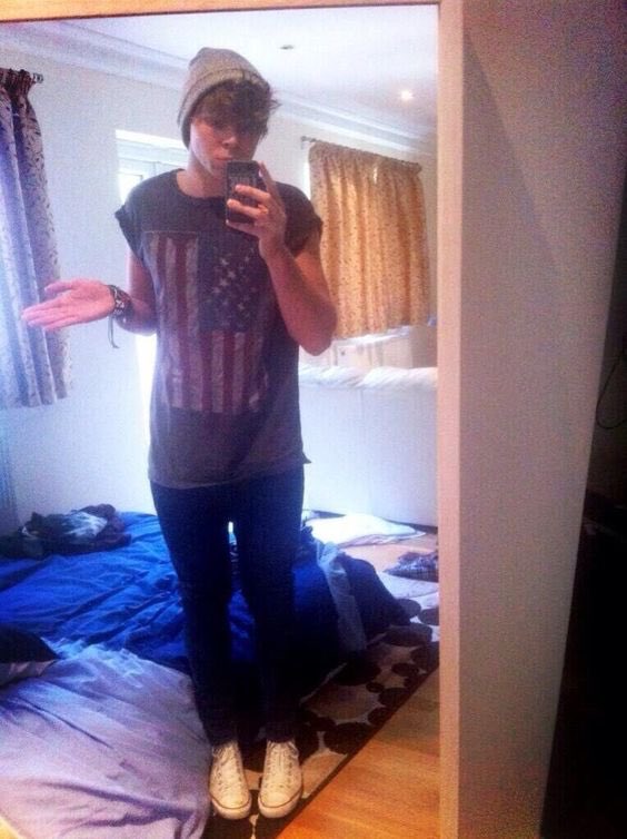 Lukesunshinexx's tweet photo. Ashton's mirror selfie transformation ✨📷💫 https://t.co/GzKp7QQWR8