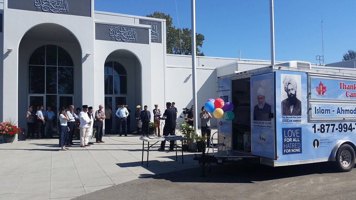 IslamExhibition's tweet photo. #MobileMuslims travel across CA in mobile exhibition to present “true teachings of Islam” https://t.co/rYGry0UssB https://t.co/Zk5diK5nNL