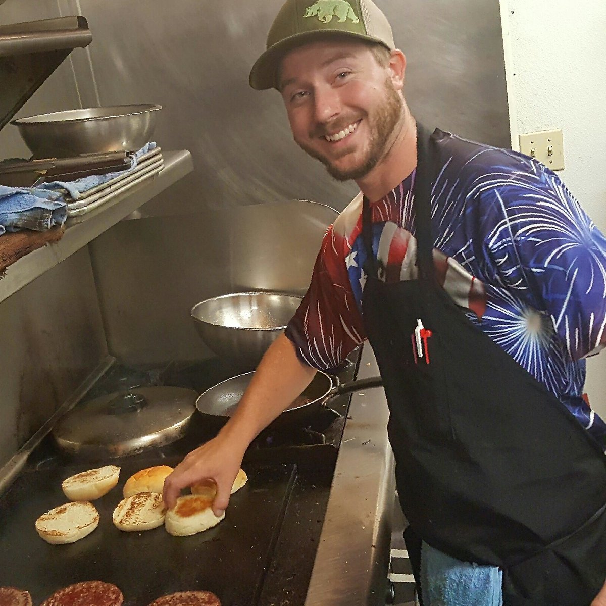 BillcosBilliard's tweet photo. $10 burger, fries and a beer. Scotty on the grill.
#napavalley #craftbeer #billcos #bestburger https://t.co/UDM7Xrc8nU