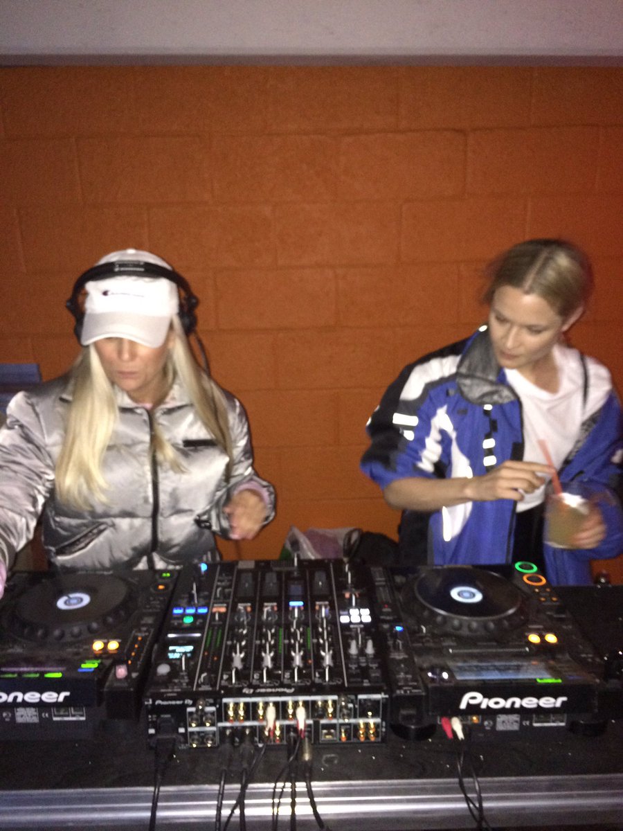 3000 shut down the #broslo x #mardouanddean party in #oslo tonite LITerally the police came