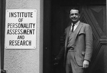 WasteShifter's tweet image. Where would you attach a third arm? 99percentinvisible.org/episode/the-mi… #ClassicalArchitecture #CreativeConundrum