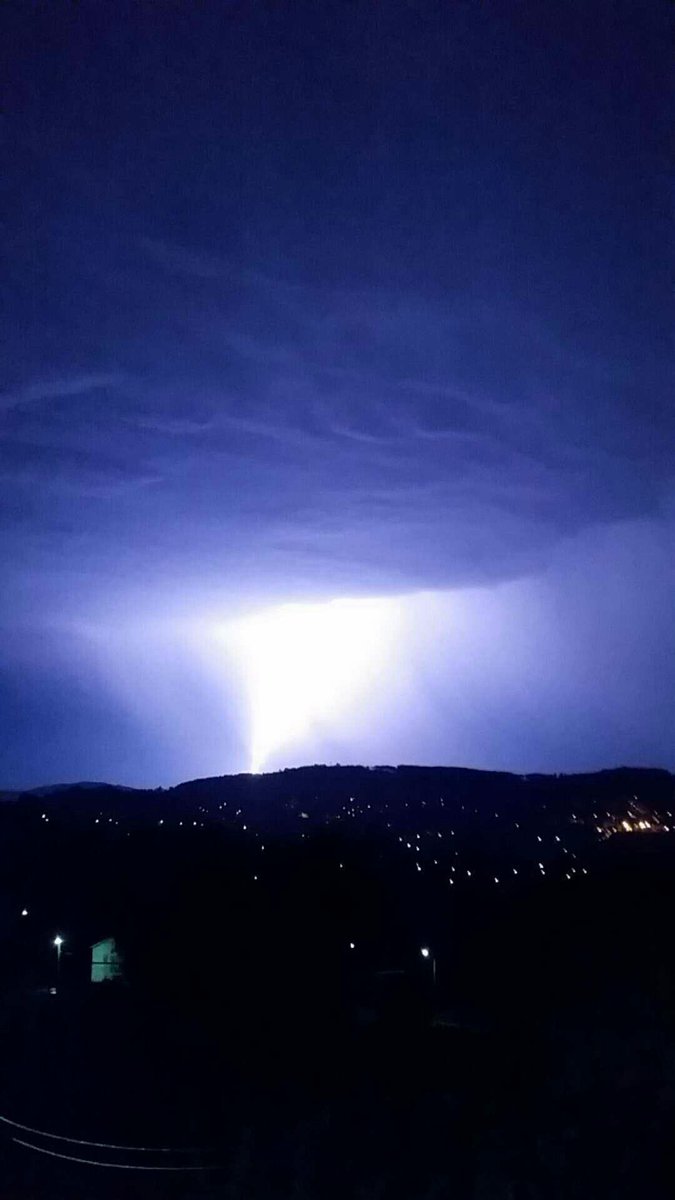 MiguelCeltista's tweet photo. En un mismo día puede hacer sol, llover y caer truenos, Galicia is diferent https://t.co/kfO6AE8mS2