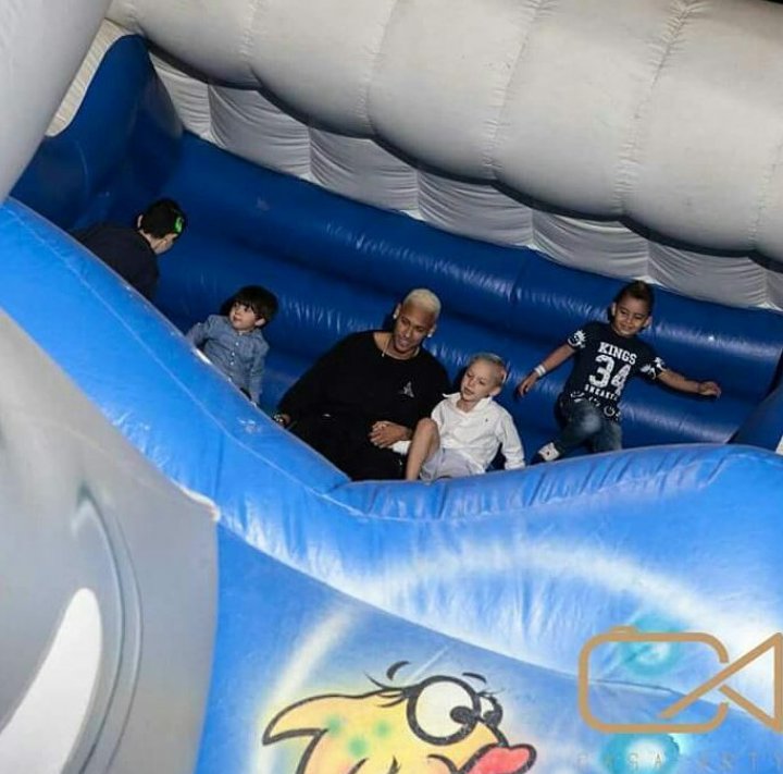 fcnovinhasdonjr's tweet photo. " Neymar é um paizão. O que as pessoas veem em foto, no vídeo, é ele mesmo." - Carol Dantas, afirmou. https://t.co/xLDNFCnU1v